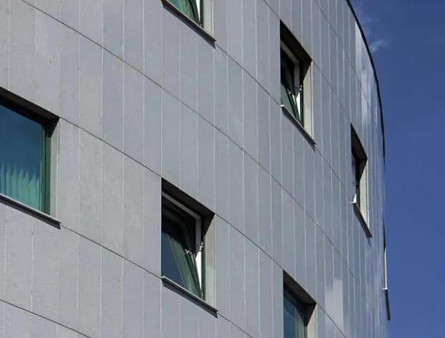 ¿Se puede usar chapa de aluminio para impermeabilizar el exterior de un edificio?