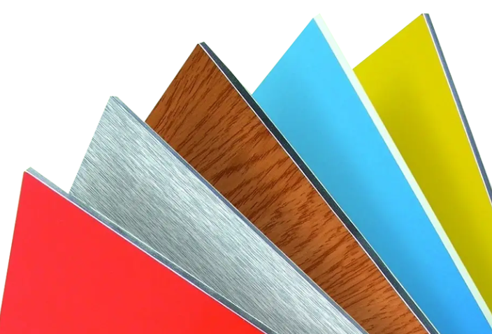 ¿Qué se debe tener en cuenta al utilizar paneles de aluminio y plástico?