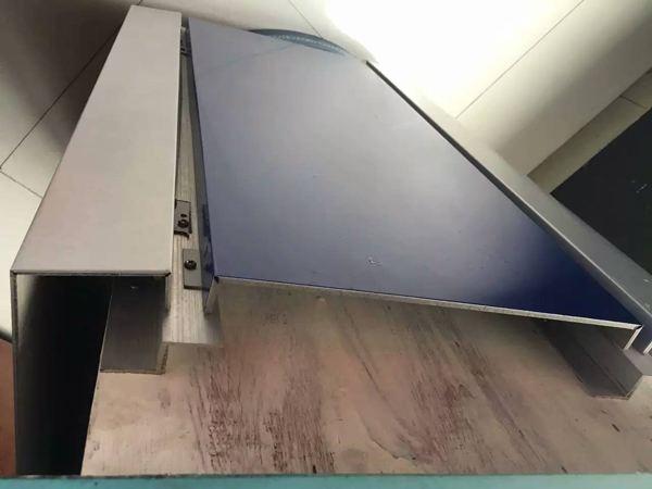¿Cómo se debe instalar el panel de aluminio compuesto?